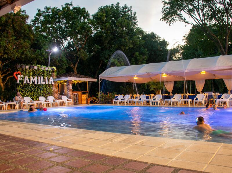 Piscina de noche