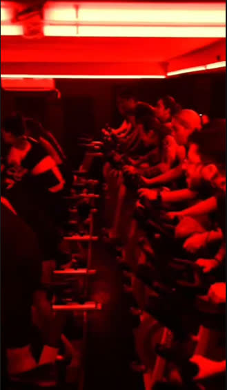 La tribu pedaleando